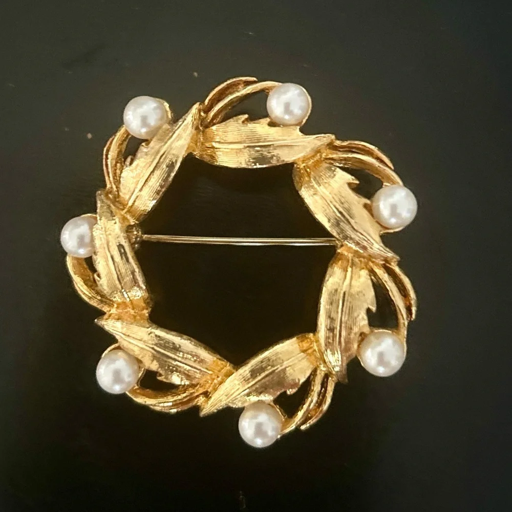 Vintage Napier Faux Pearl Wreath Brooch Goldtone Leaf Pin Classic 80s 90s
